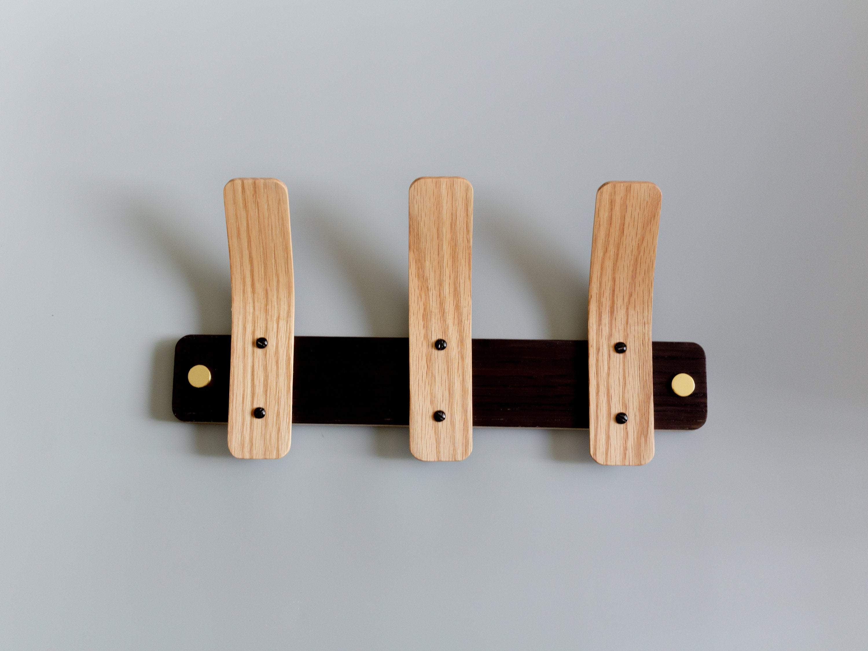 Oak Coat Rack - Tordu - Brass